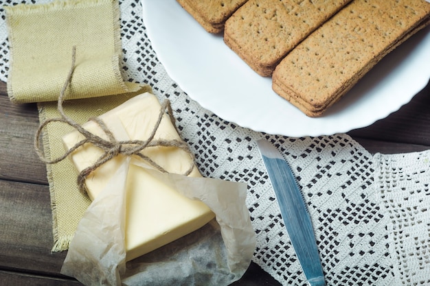 Butter mit einem Messer auf dem Küchentisch