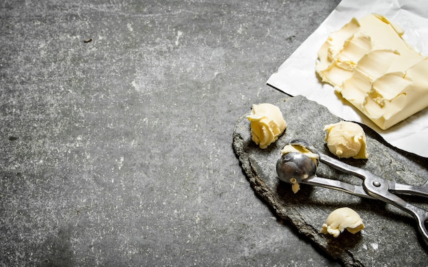 Butterbällchen mit einer Messschere.