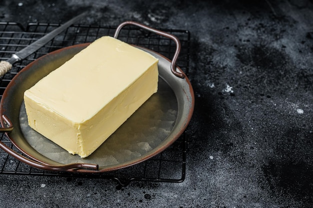 Butterblock in Küchentablett aus Stahl Schwarzer Hintergrund Ansicht von oben Kopieren Sie Platz