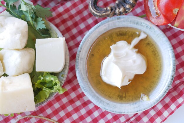 Foto buttercreme und honig in einer schüssel auf dem tisch