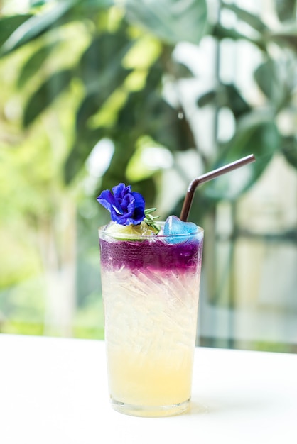 Butterfly Pea Juice mit Honig und Limette