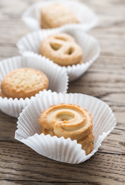 Butterkekse auf dem Holztisch