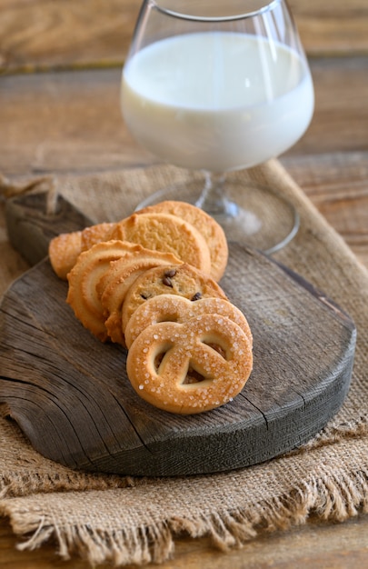 Butterkekse mit einem Glas Milch