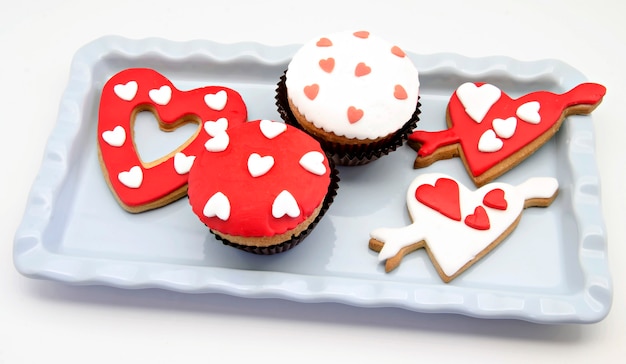 Butterkekse verziert mit Fondant und Cupcake, Valentinstag