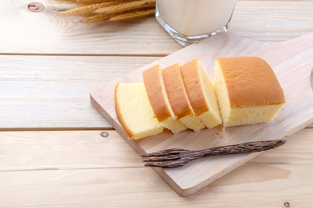 Foto butterkuchen auf hölzernem hintergrund