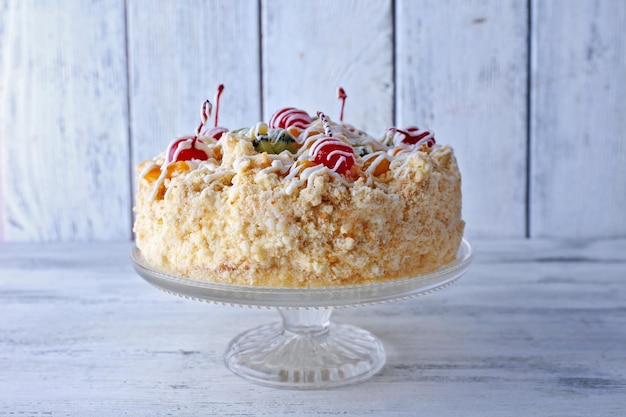 Butterkuchen mit Kirschen auf Stand auf farbigem Holzhintergrund