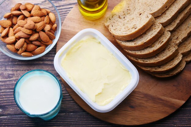 Buttermilchbrot und Mandelnuss auf dem Tisch