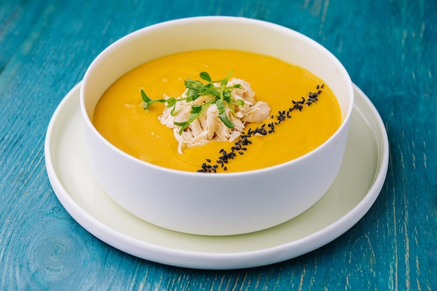 Butternut-Kürbis-Hähnchenbrust-Creme-Suppe