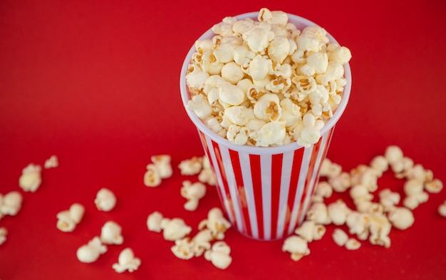 Butterpopcorn in einer roten Popcornschale, Snack im Haus oder Kino