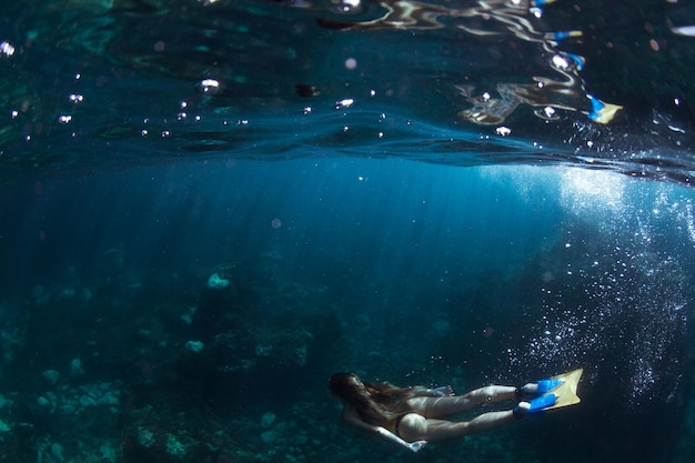 Buzo femenino bajo el agua