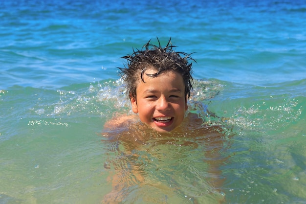 Buzo joven feliz nada en el mar