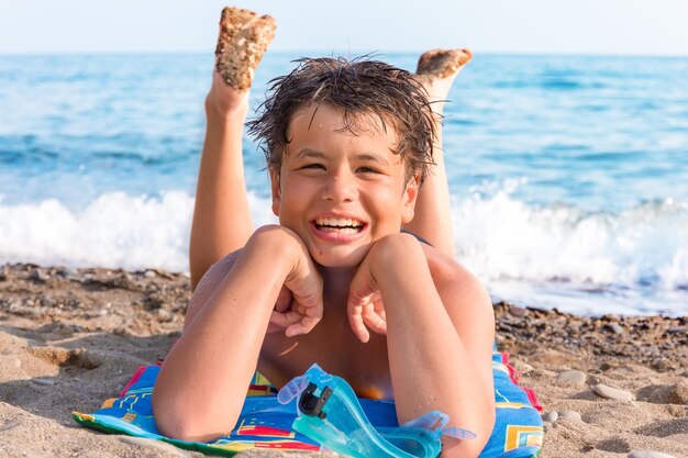 Buzo joven feliz en la playa del mar