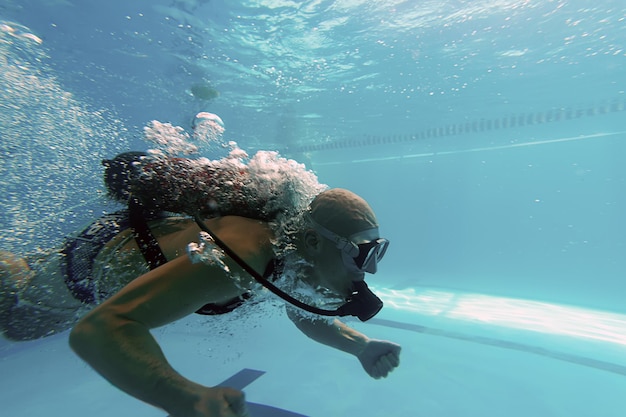 Buzo en piscina, piscina de buceo, bajo el agua