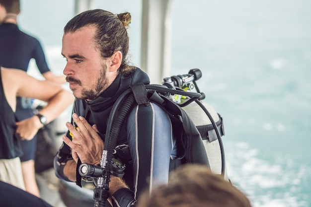 Buzo prepara su equipo para bucear en el mar