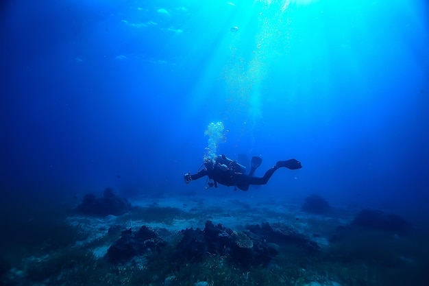 buzo respira aire bajo burbujas de agua, libera gas, profundidad del paisaje bajo el agua