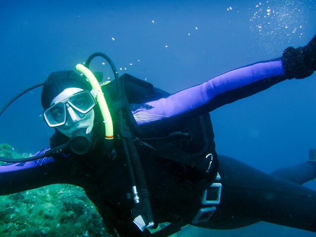 Foto buzo submarino buzo nadando bajo el agua