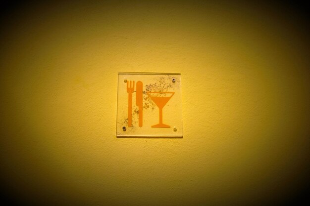 Foto el buzón amarillo en la pared.