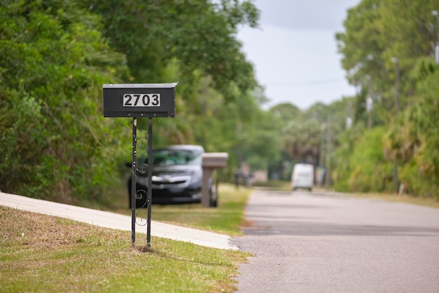 Buzón de correo americano típico al aire libre en el lado de la calle suburbana