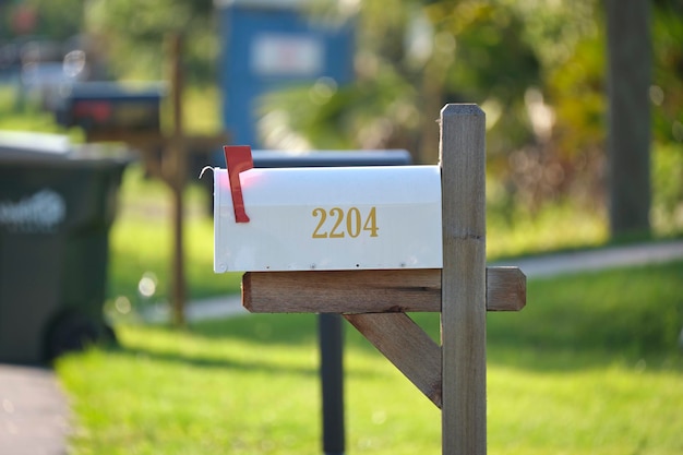 Buzón de correo americano típico al aire libre en el lado de la calle suburbana