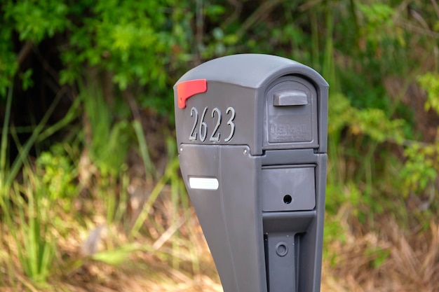 Buzón de correo americano típico al aire libre en el lado de la calle suburbana