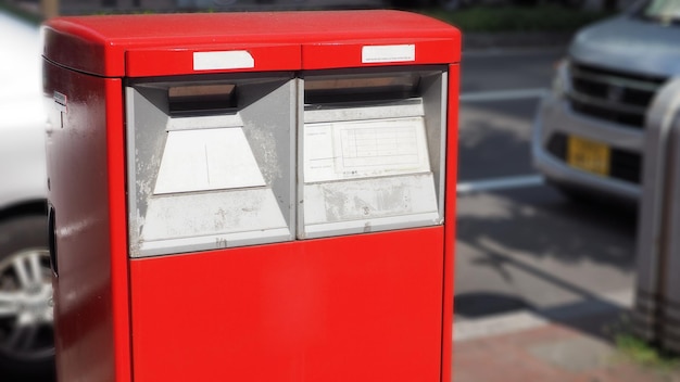 Buzón de correos de color rojo para enviar correo en Japón