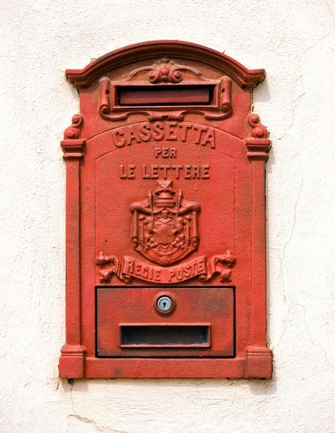 Buzón rojo en una pared.