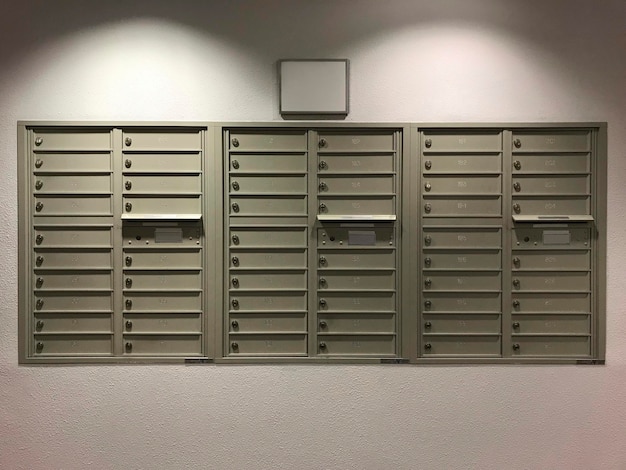 Buzones de correo en un edificio de apartamentos