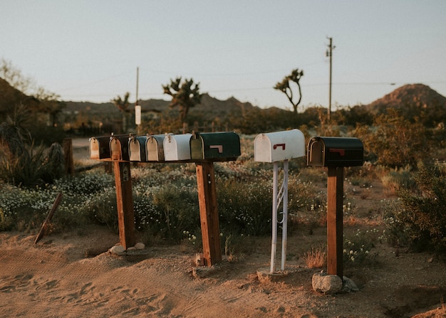 Buzones de correos en el desierto de California.