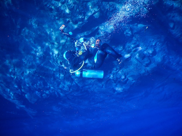 Buzos en laguna de agua azul