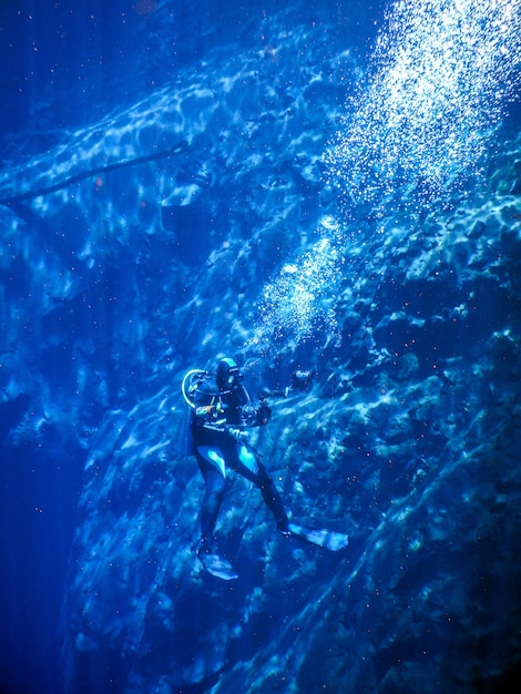 Buzos en laguna de agua azul