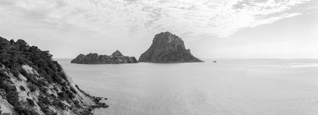 BW vista desde Cala d'Hort de Cap Blanc y 2 islas Isla de es Vedranell y Es Vedra isla Ibiza