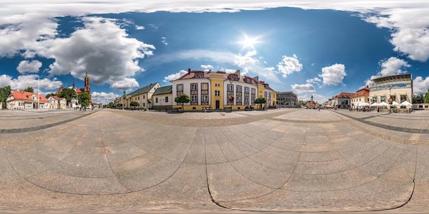 BYALYSTOK POLONIA JULIO DE 2019 Vista de ángulo de 360 grados de panorama hdri esférico completo sin fisuras en la calle peatonal medieval del casco antiguo en proyección equirectangular Skybox para contenido VR AR