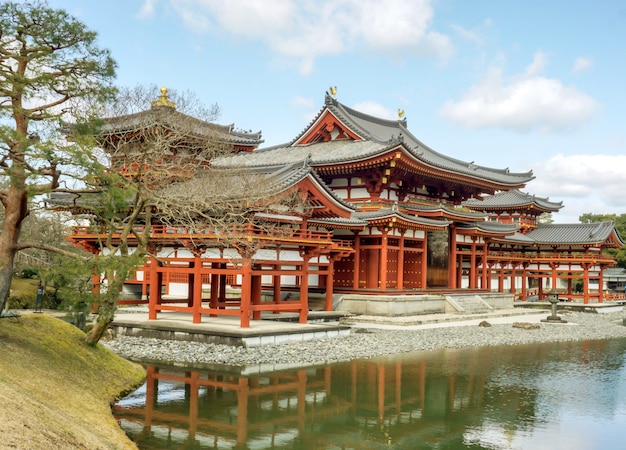 Byodoin templo budista japonês sob o céu azul brilhante com nuvens