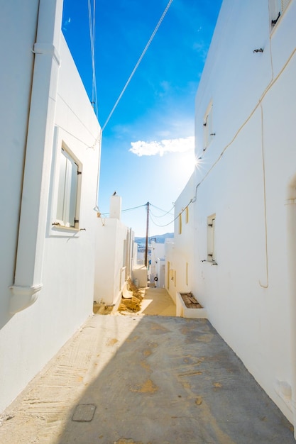 Bystreet unter blauem Himmel auf Paros Griechenland