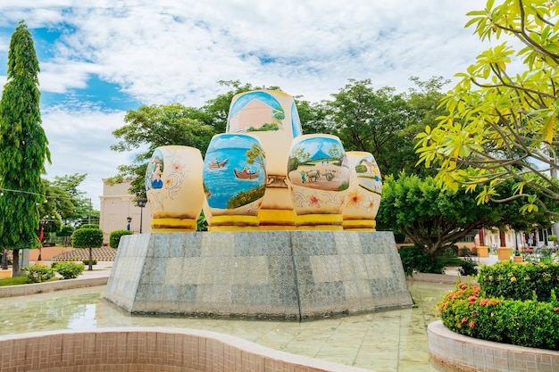 Cabaças artesanais de uma fonte cultural em Nagarote, Nicarágua Cabaças culturais em uma fonte LAS JICARAS fonte no parque de Nagarote