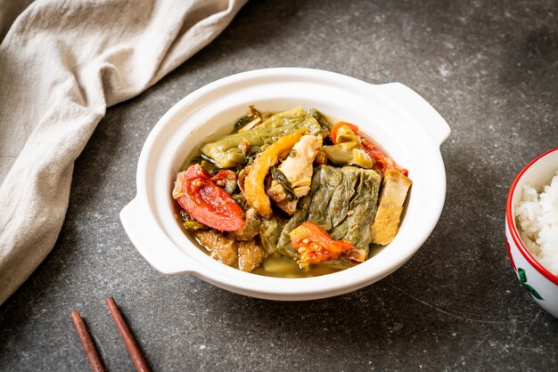 Cabaço amargo e sopa de mostarda verde preservada com carne de porco