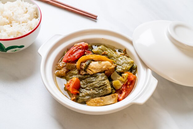 Cabaço amargo e sopa de mostarda verde preservada com carne de porco