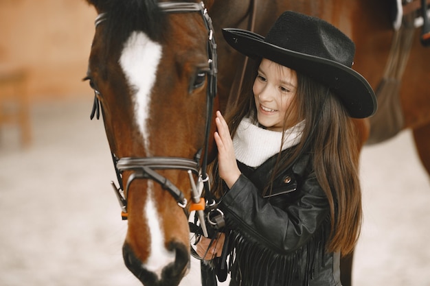 Cabalgatas Niño estudiando trabajo con caballo.