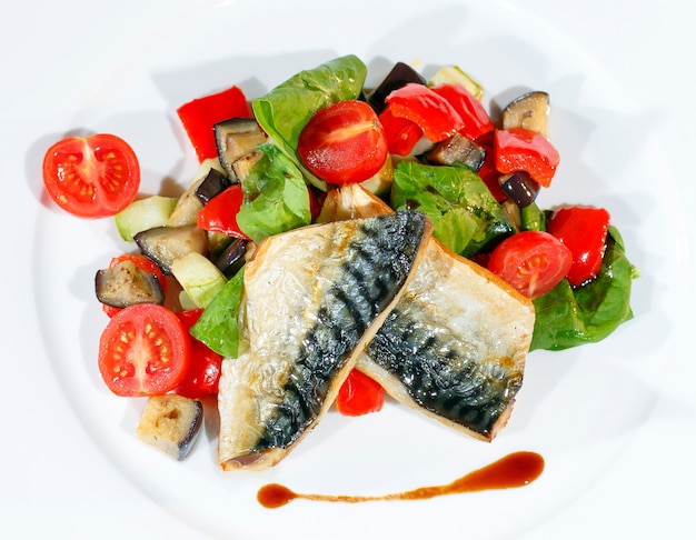 Caballa al horno con limón, tomates cherry, verduras y especias.