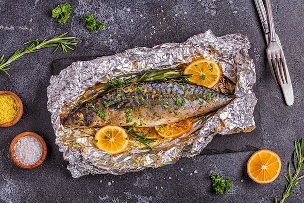 Caballa al horno en papel de aluminio con especias, vista superior