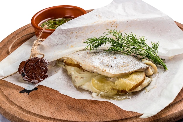 Caballa al horno en pergamino sobre una tabla de madera