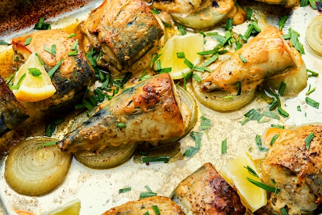 Caballa al horno en rodajas sobre una almohada de cebolla