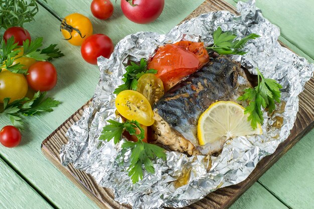 Caballa al horno con tomates en papel aluminio