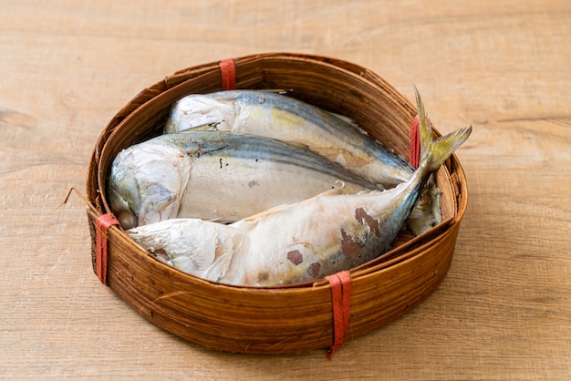 caballa al vapor pescado en cesta de bambú