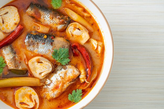 Caballa enlatada Tom Yum en sopa picante - estilo de comida asiática