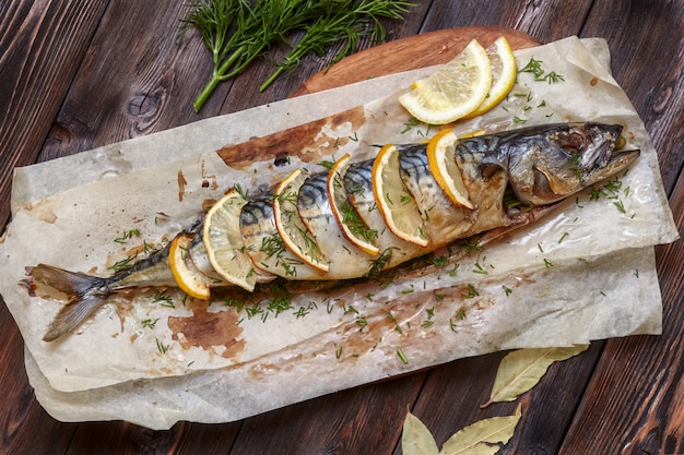 Caballa entera al horno o pescado scomber con limón sobre papel