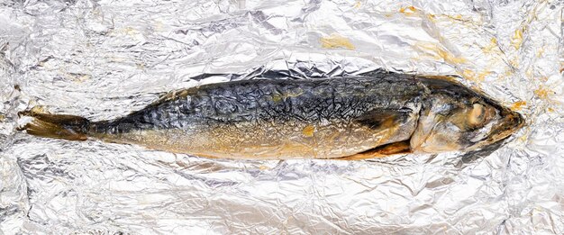 Caballa entera al horno en papel de aluminio