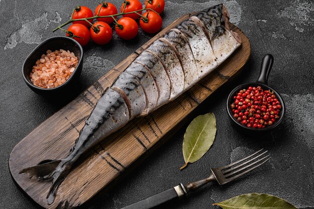 Caballa estofada deliciosa sobre fondo de mesa de piedra oscura negra