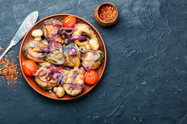 Caballa frita con verduras