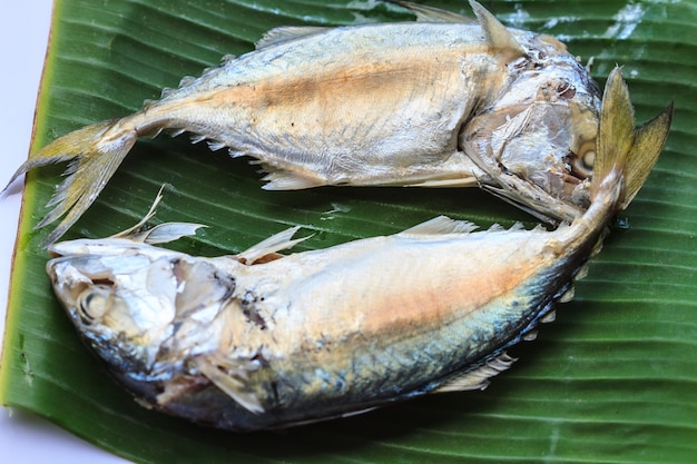 caballa en hoja de plátano